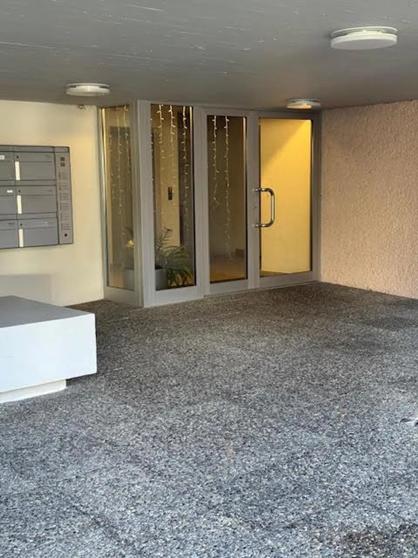 Quiet corner apartment with underground parking space - Photo 15 of 16