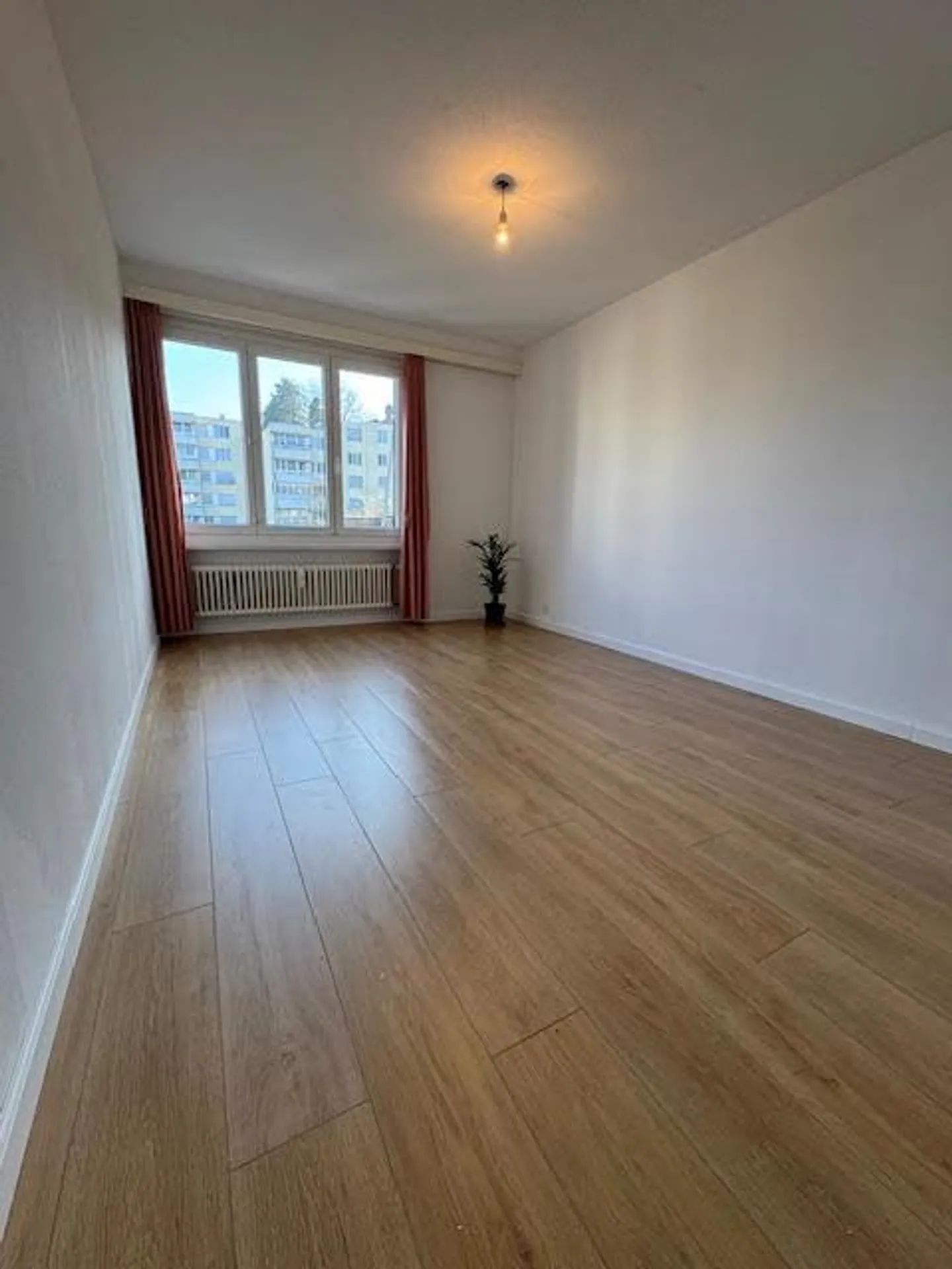 Quiet corner apartment with underground parking space - Photo 12 of 16