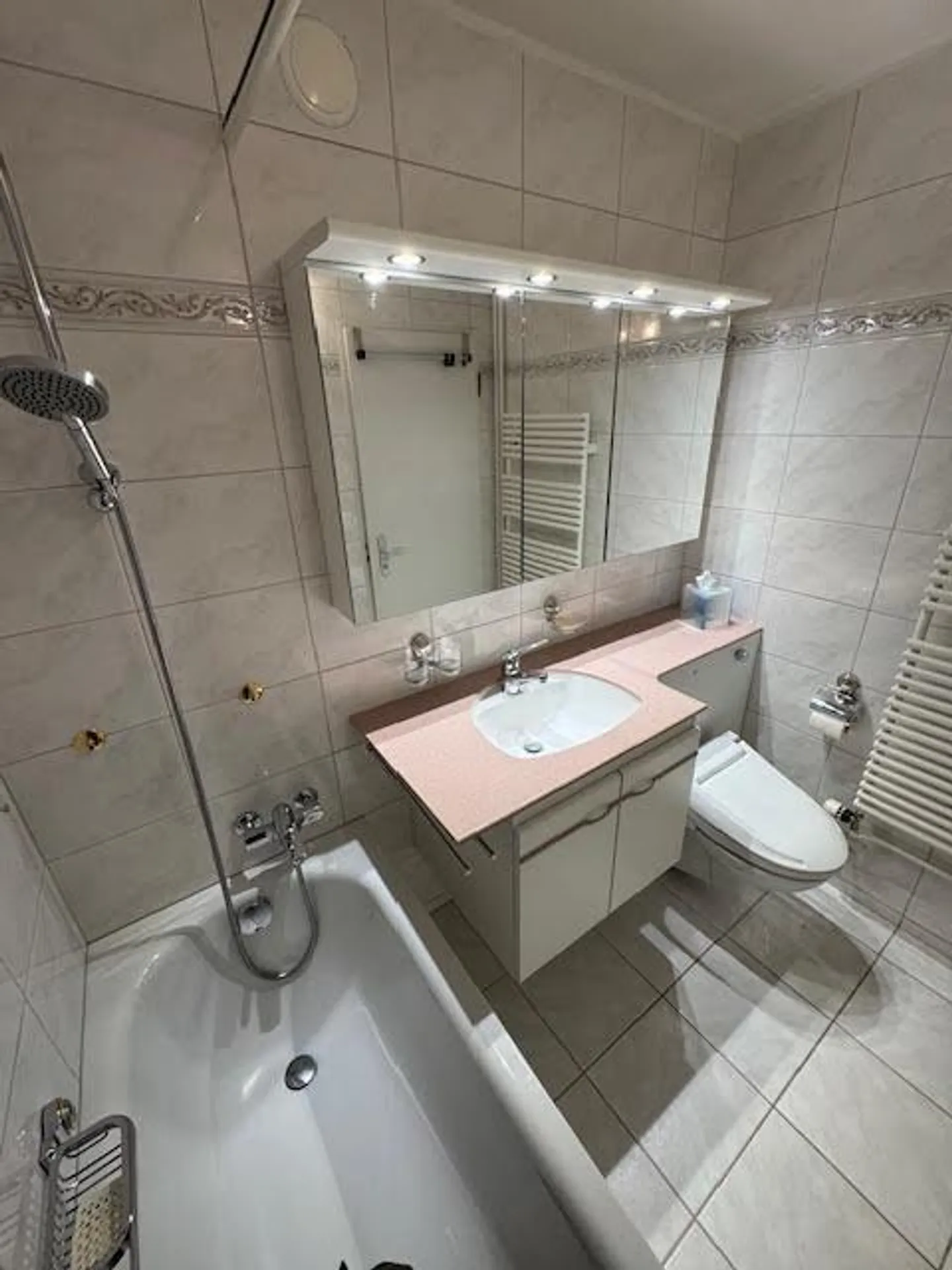 Quiet corner apartment with underground parking space - Photo 14 of 16