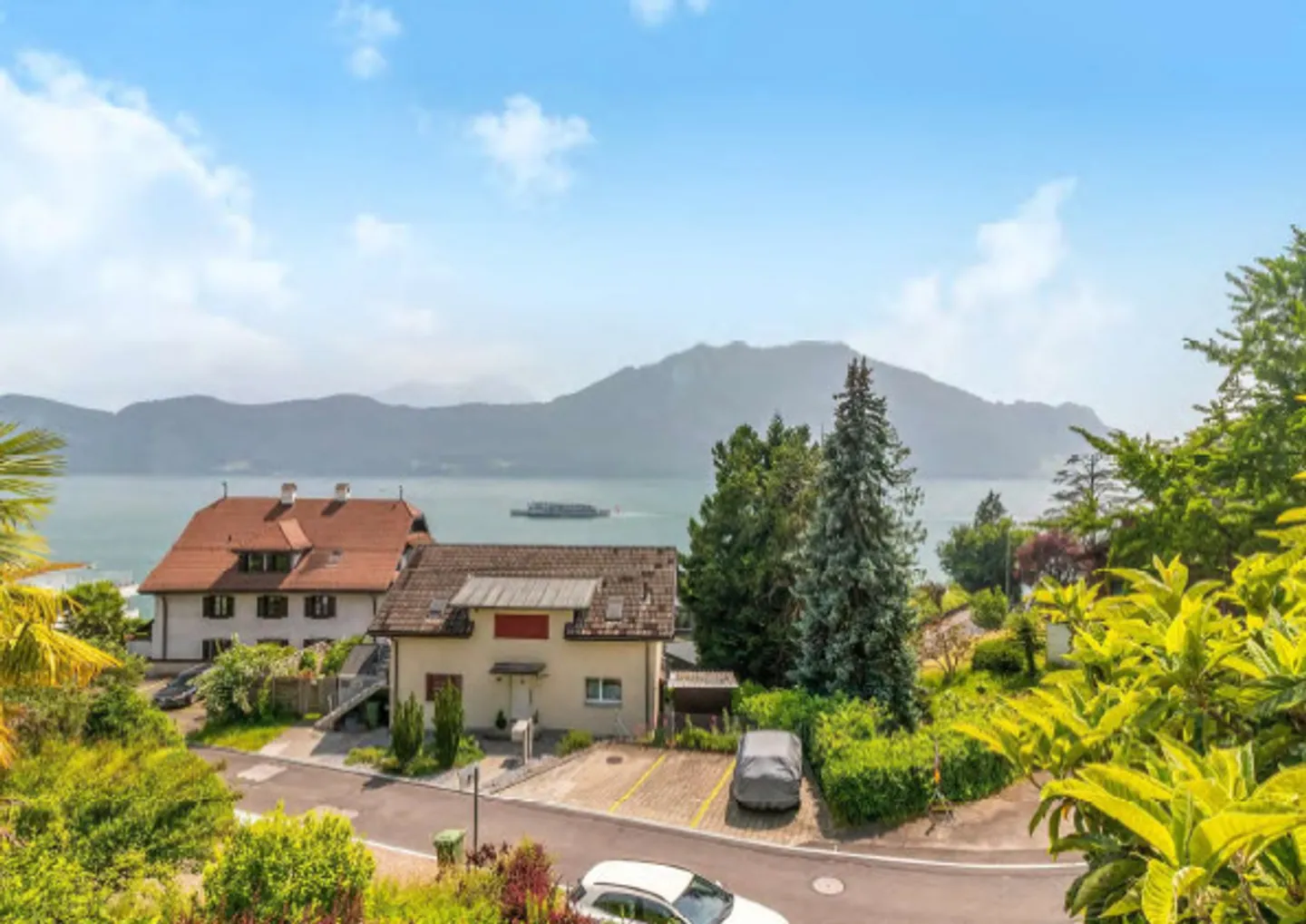 Incantevole casa unifamiliare con vista sulle montagne e sul lago e ampio giardino - Foto 2 di 9