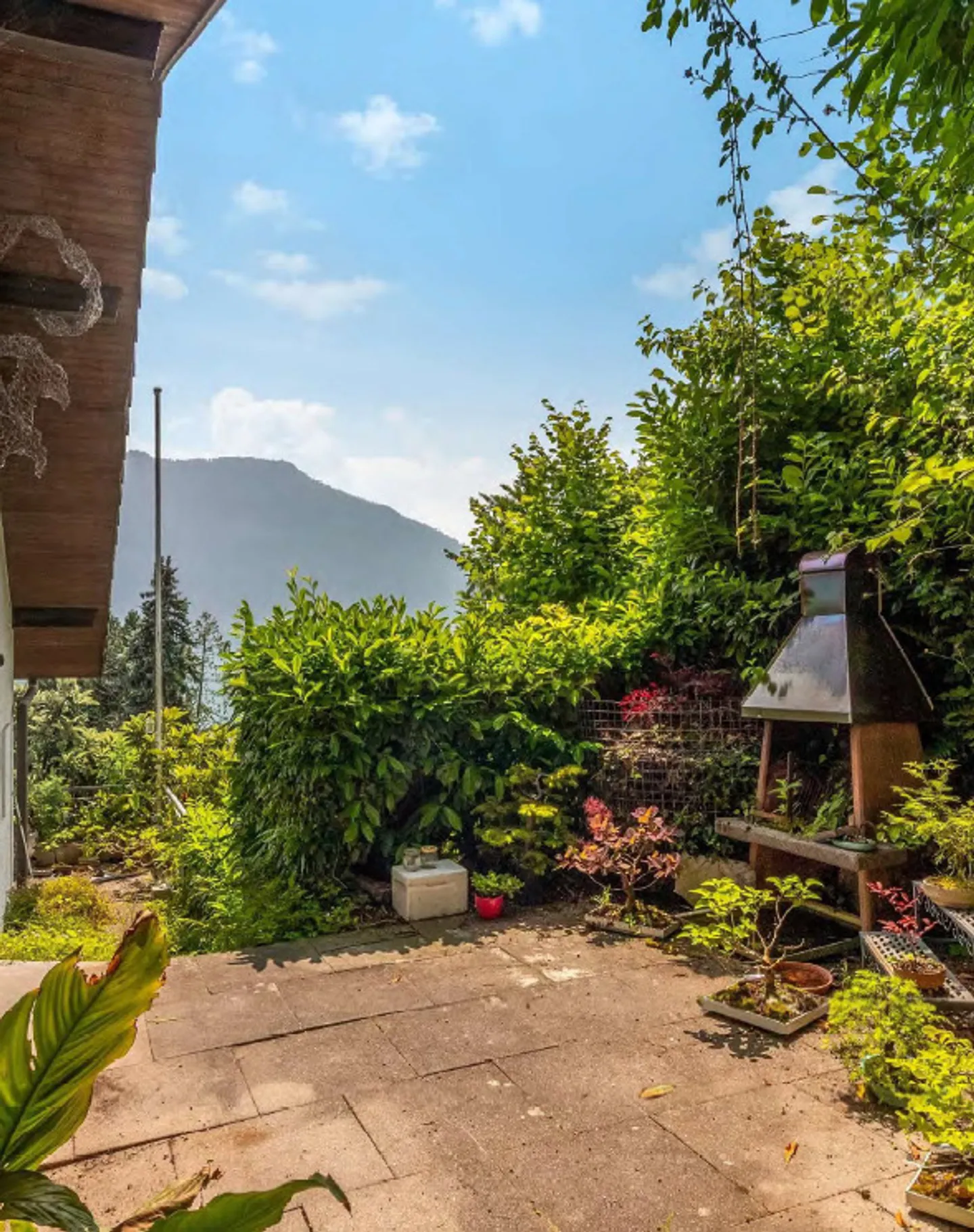 Incantevole casa unifamiliare con vista sulle montagne e sul lago e ampio giardino - Foto 6 di 9