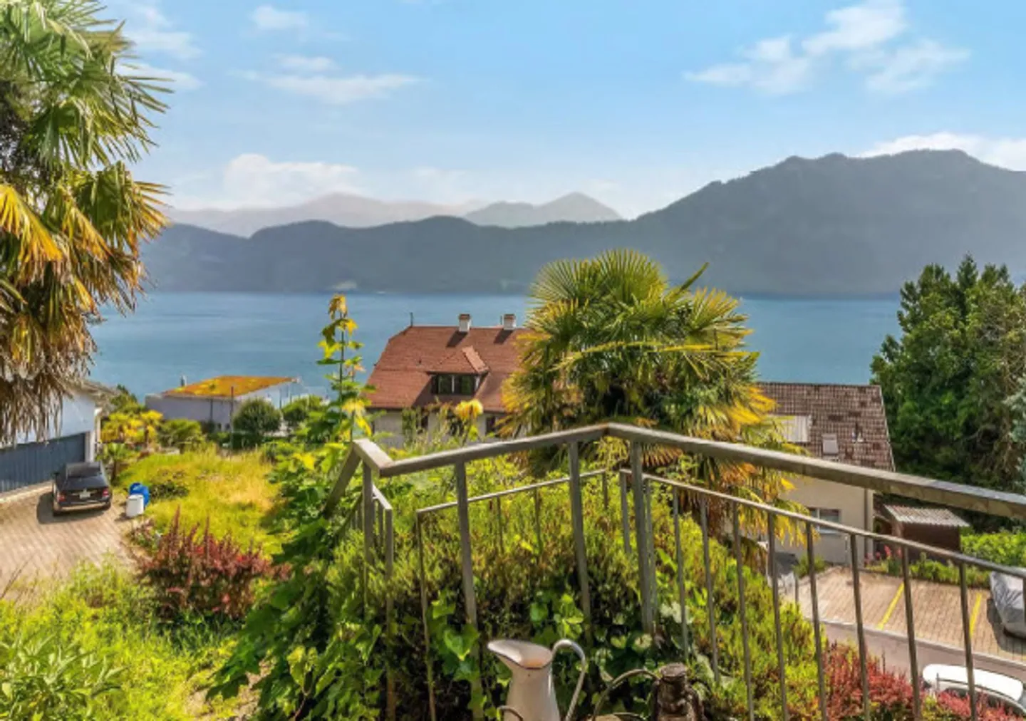 Incantevole casa unifamiliare con vista sulle montagne e sul lago e ampio giardino - Foto 1 di 9