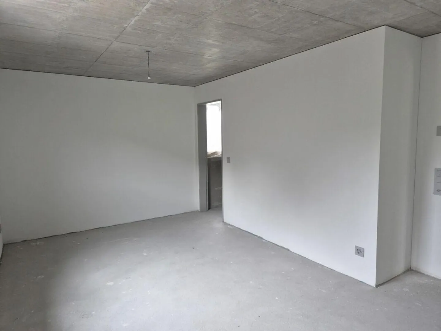 Neubau 4.5-Zimmerwohnung mit grossem Balkon – Sonne & Ruhe garantiert - Foto 4 von 10