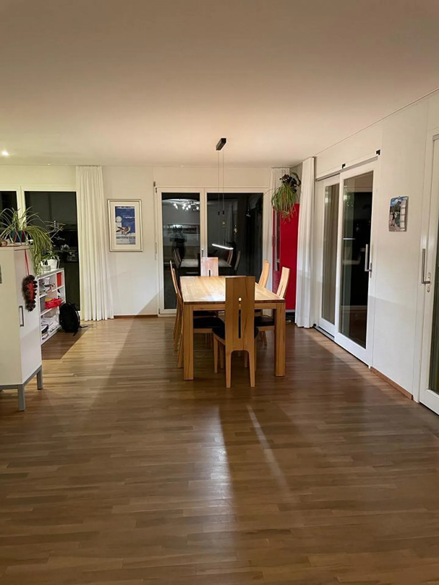 Ampio e luminoso appartamento al piano terra di 5,5 stanze con giardino privato - Foto 4 di 11