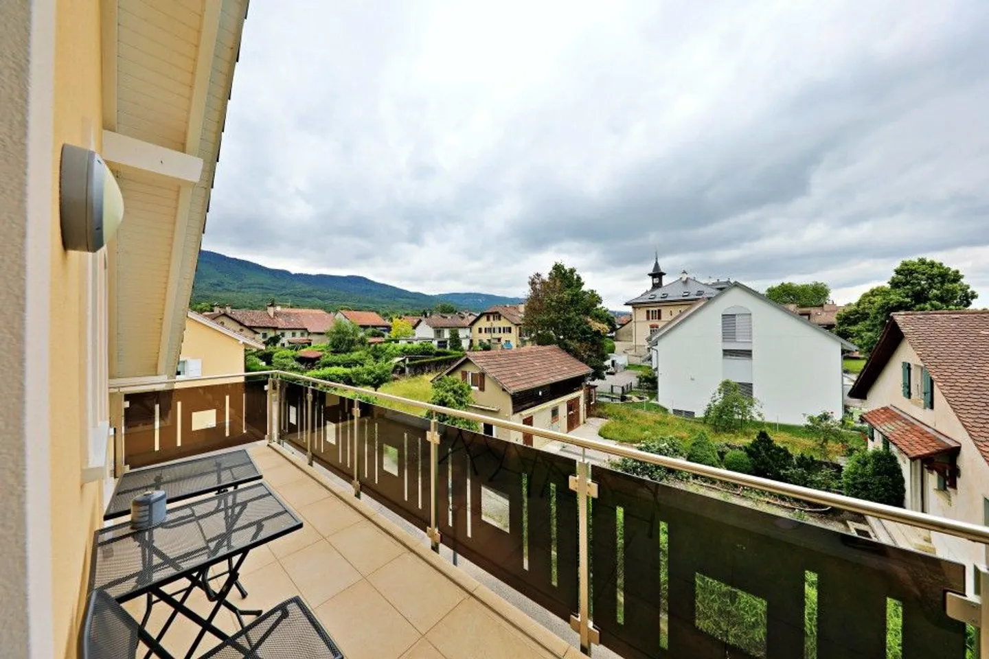 Prächtige 3,5-Zimmer-Wohnung im Zentrum von Gingins - Balkon - Parkplatz - Foto 2 von 8