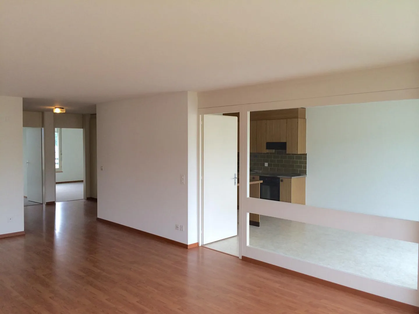 Geräumige Wohnung mit Balkon - Foto 3 von 15