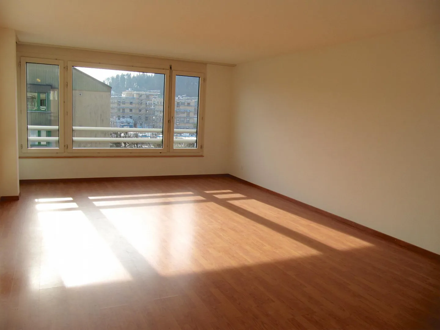 Geräumige Wohnung mit Balkon - Foto 4 von 15