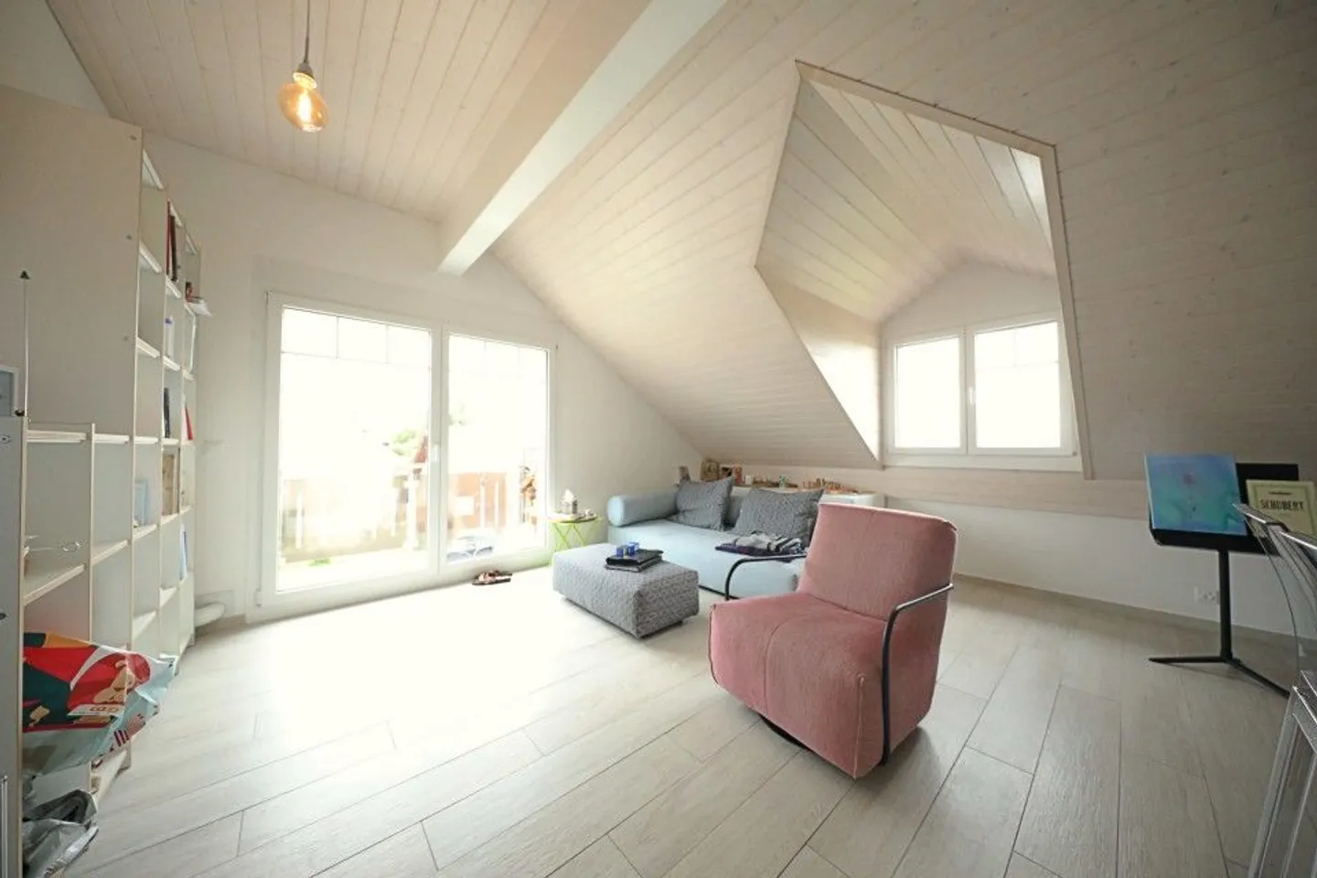 Prächtige 3,5-Zimmer-Wohnung im Zentrum von Gingins - Balkon - Parkplatz - Foto 3 von 8