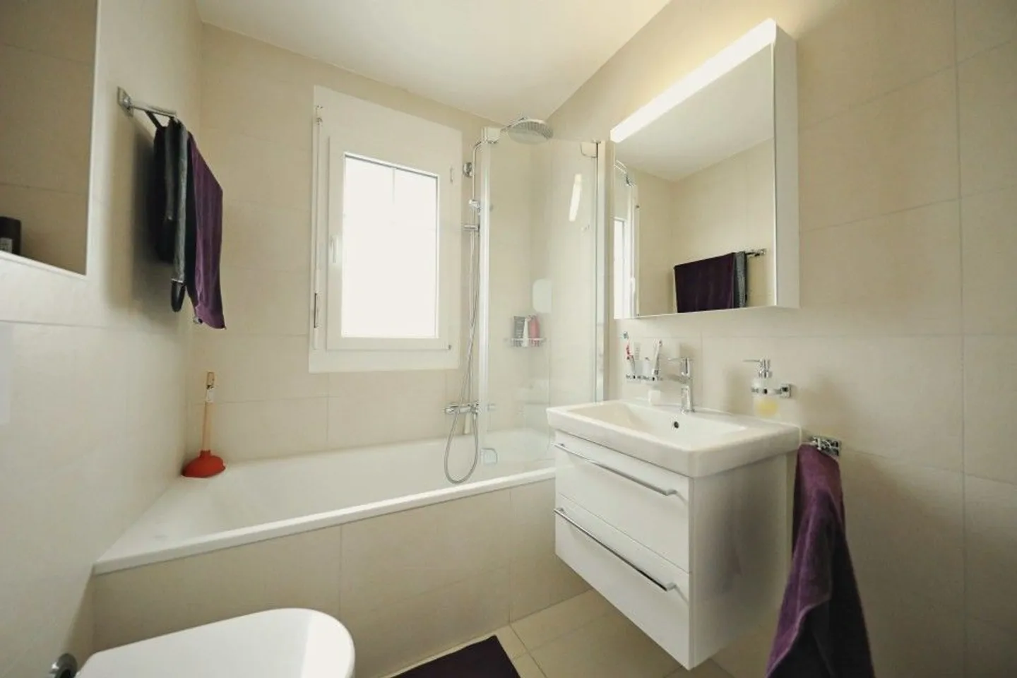 Prächtige 3,5-Zimmer-Wohnung im Zentrum von Gingins - Balkon - Parkplatz - Foto 5 von 8