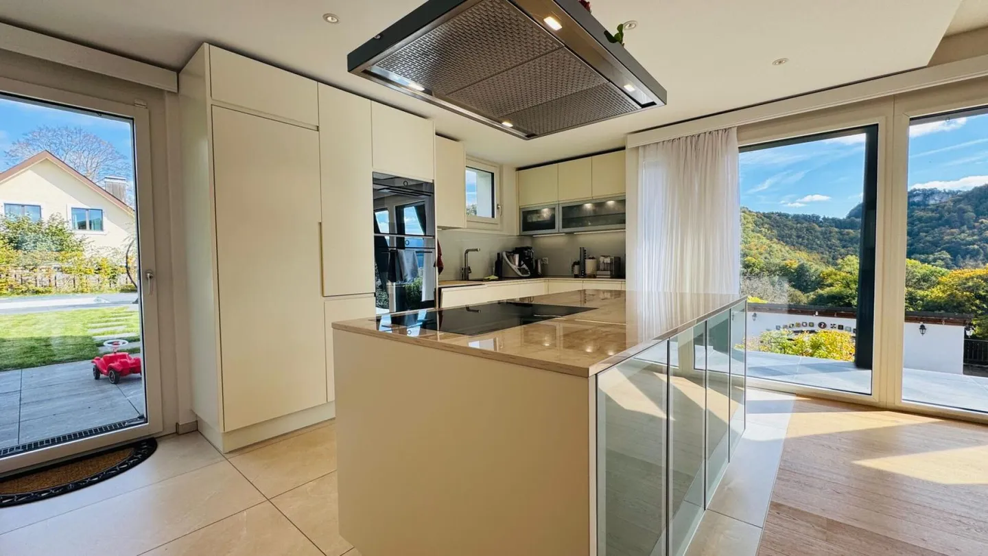 Maison individuelle luxueuse de 6,5 pièces avec piscine, jardin et double garage - Photo 2 sur 26