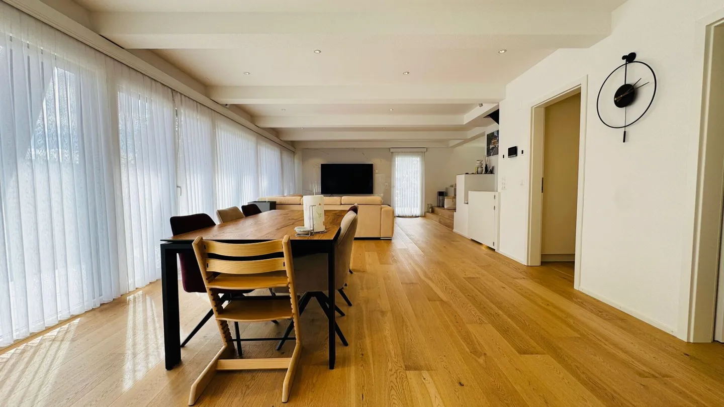 Maison individuelle luxueuse de 6,5 pièces avec piscine, jardin et double garage - Photo 3 sur 26