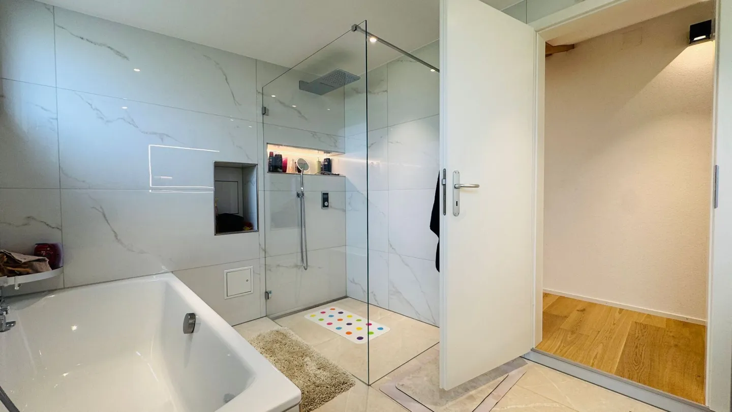 Maison individuelle luxueuse de 6,5 pièces avec piscine, jardin et double garage - Photo 5 sur 26