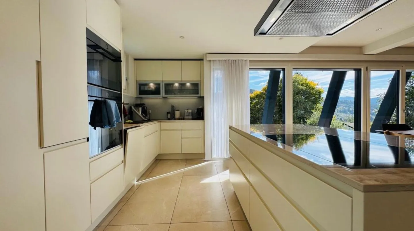 Maison individuelle luxueuse de 6,5 pièces avec piscine, jardin et double garage - Photo 6 sur 26