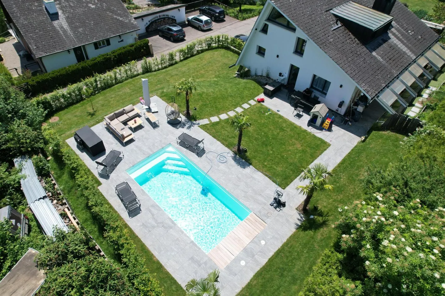 Maison individuelle luxueuse de 6,5 pièces avec piscine, jardin et double garage - Photo 7 sur 26