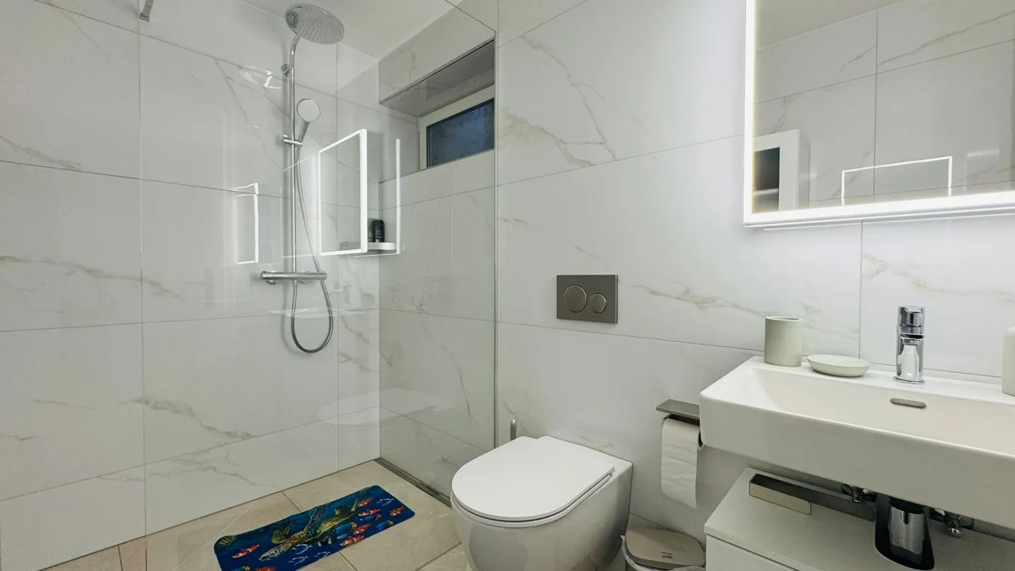 Maison individuelle luxueuse de 6,5 pièces avec piscine, jardin et double garage - Photo 9 sur 26