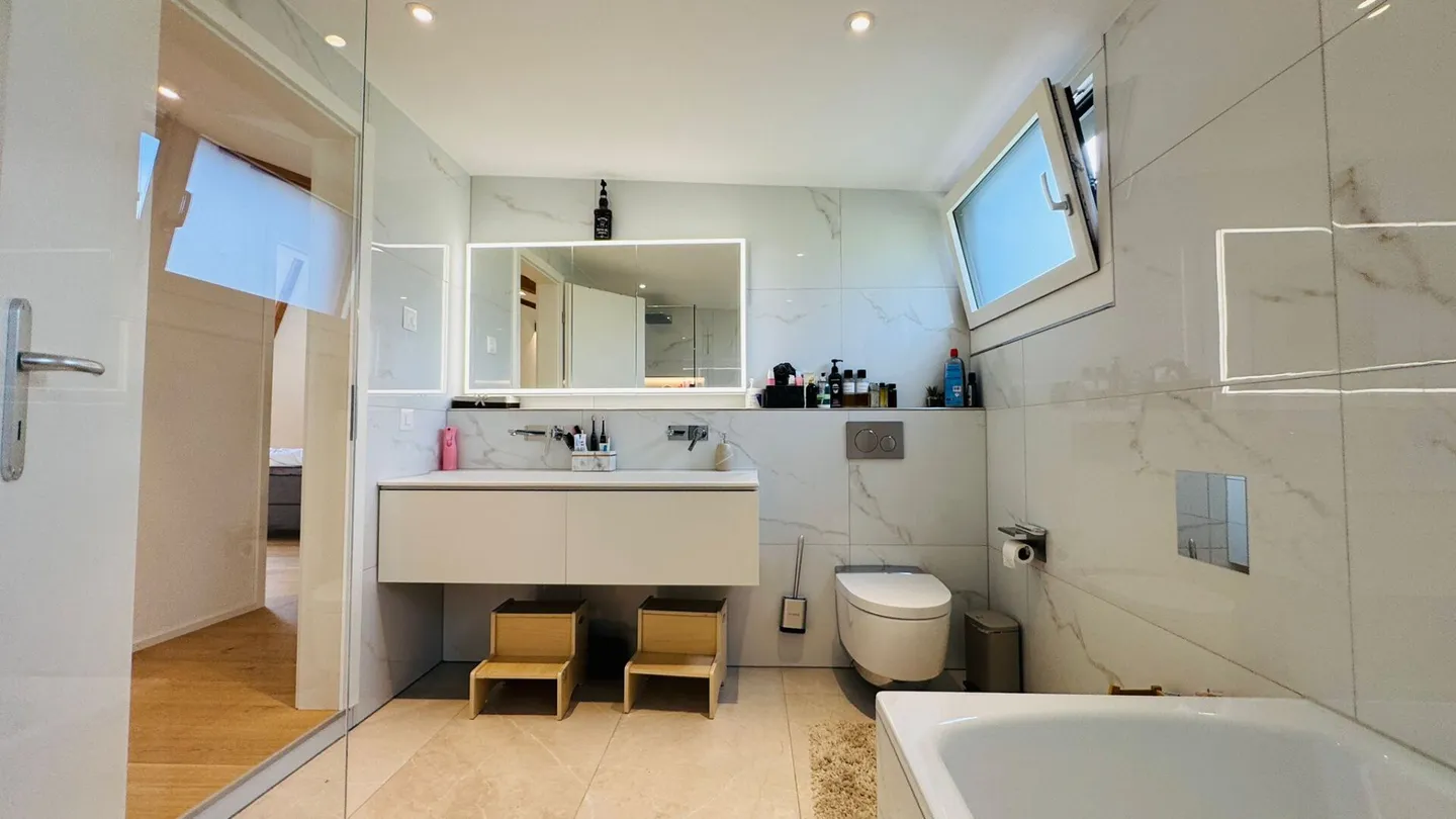 Maison individuelle luxueuse de 6,5 pièces avec piscine, jardin et double garage - Photo 8 sur 26