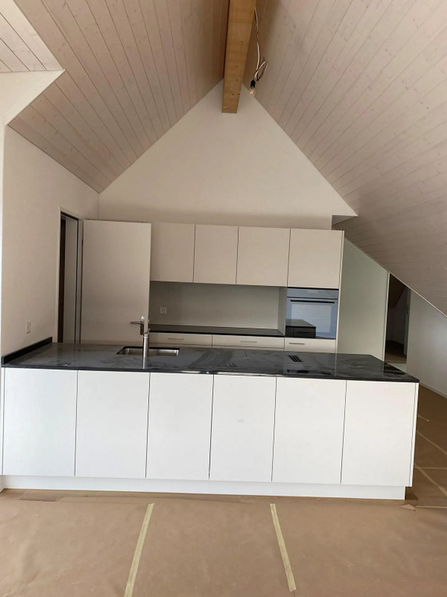 Balcon spacieux avec vue sur la verdure / Première location - Photo 1 sur 13