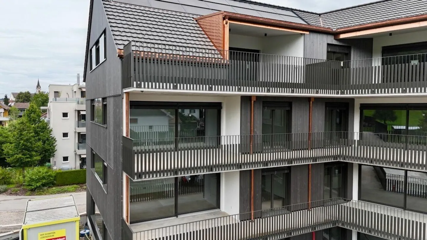 Neubau 4.5-Zimmerwohnung mit grossem Balkon – Sonne & Ruhe garantiert - Foto 1 von 10