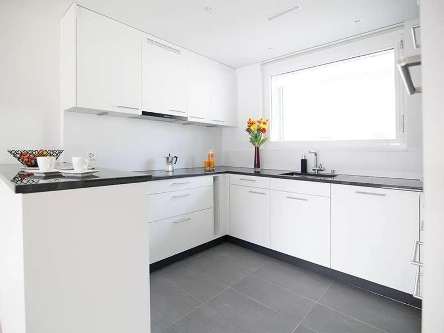 Appartement 2.5 pièces confortable - Photo 2 sur 5