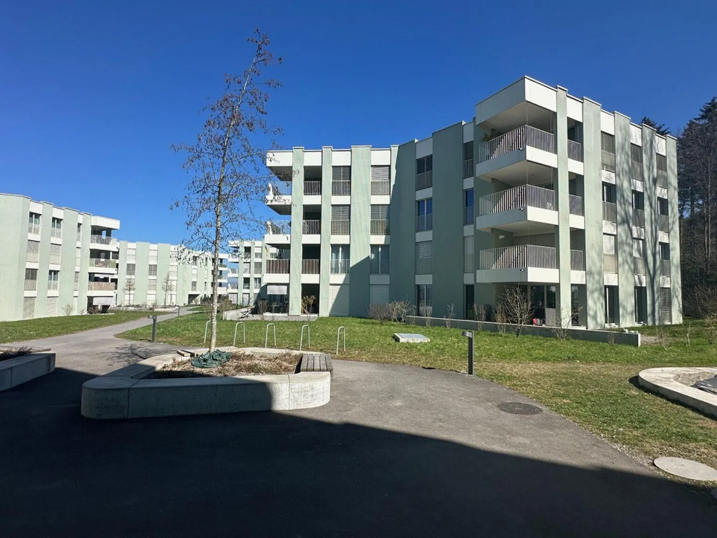 Appartement moderne de 4,5 pièces avec balcon à Perlen - Photo 2 sur 11