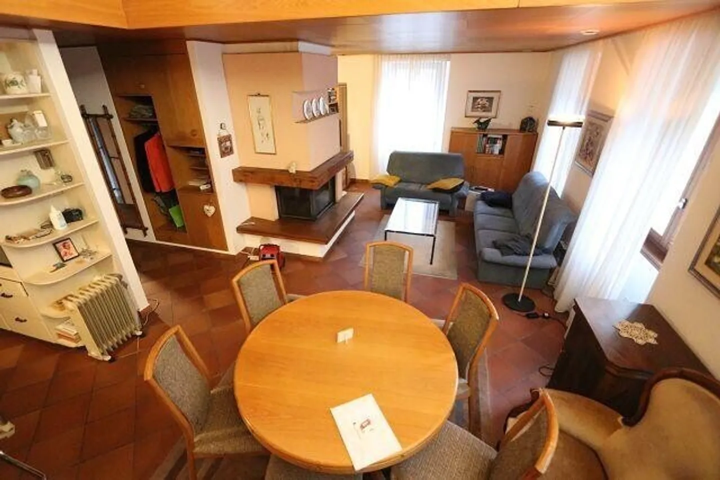 2-Familienhaus mit 2 Ladengeschäften und 5 Garagen - Foto 6 von 13