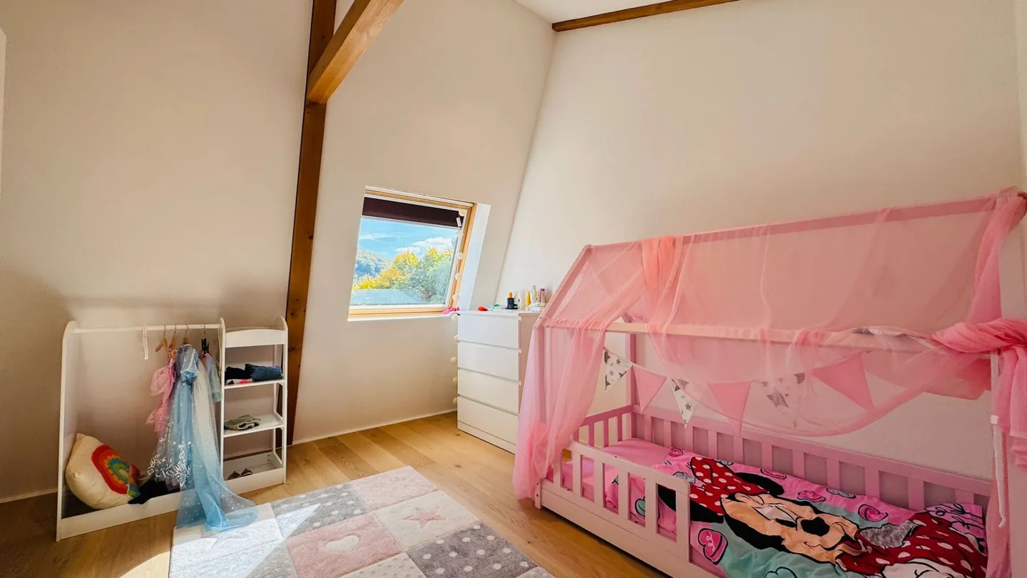 Maison individuelle luxueuse de 6,5 pièces avec piscine, jardin et double garage - Photo 19 sur 26