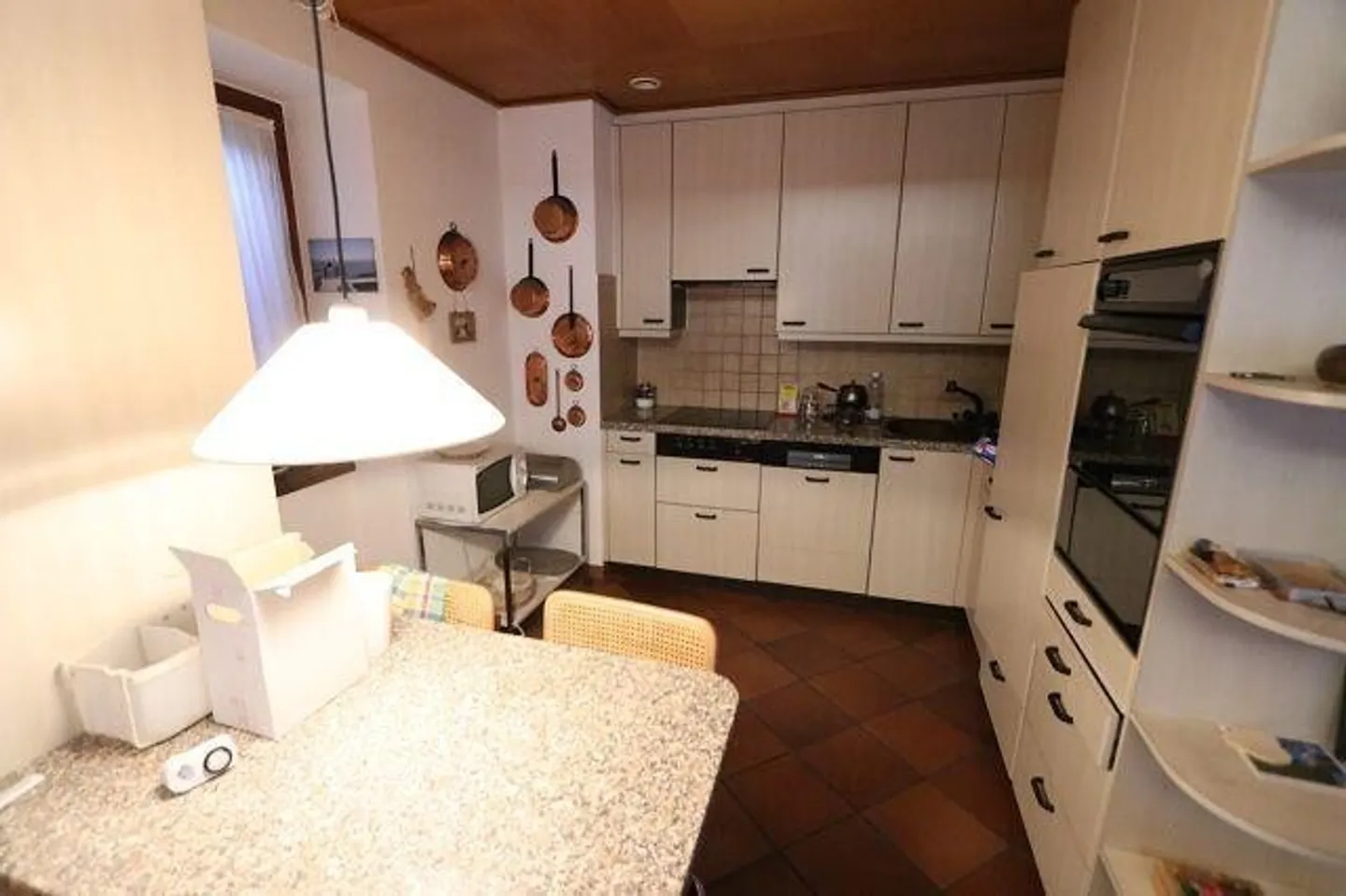 2-Familienhaus mit 2 Ladengeschäften und 5 Garagen - Foto 7 von 13