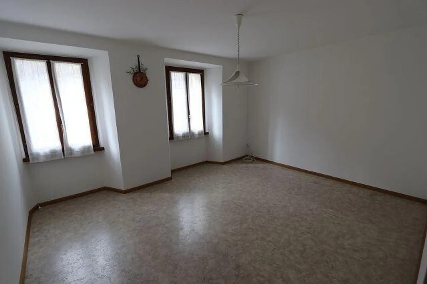 2-Familienhaus mit 2 Ladengeschäften und 5 Garagen - Foto 13 von 13