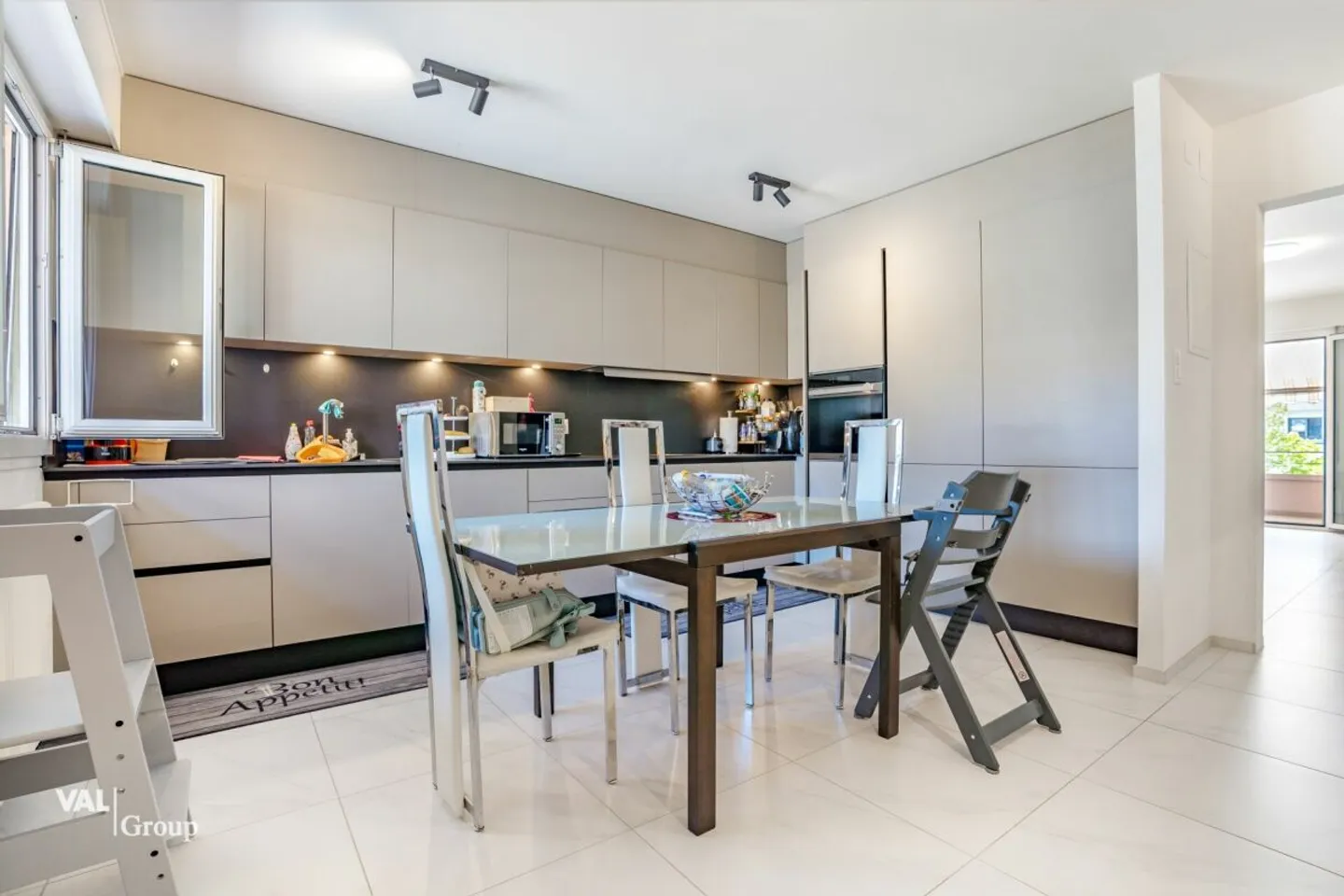 Geräumige 4.5-Zimmer-Wohnung mit Balkon im Herzen von Monthey renoviert - Foto 2 von 10