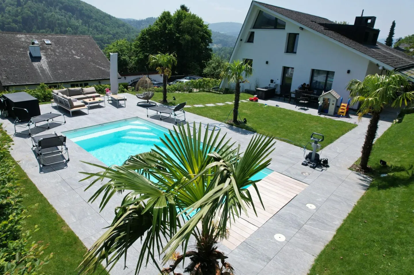Maison individuelle luxueuse de 6,5 pièces avec piscine, jardin et double garage - Photo 22 sur 26