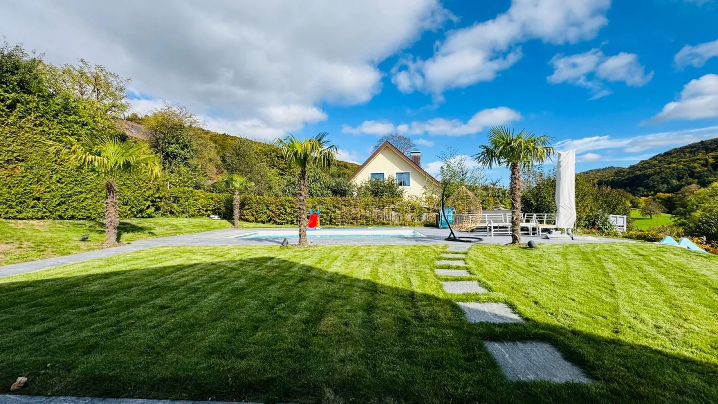 Maison individuelle luxueuse de 6,5 pièces avec piscine, jardin et double garage - Photo 25 sur 26