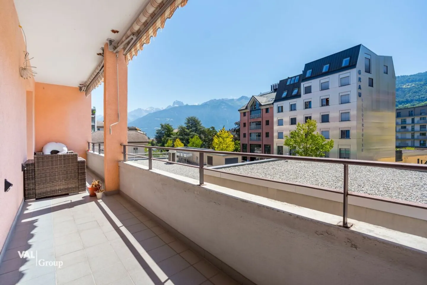 Geräumige 4.5-Zimmer-Wohnung mit Balkon im Herzen von Monthey renoviert - Foto 7 von 10