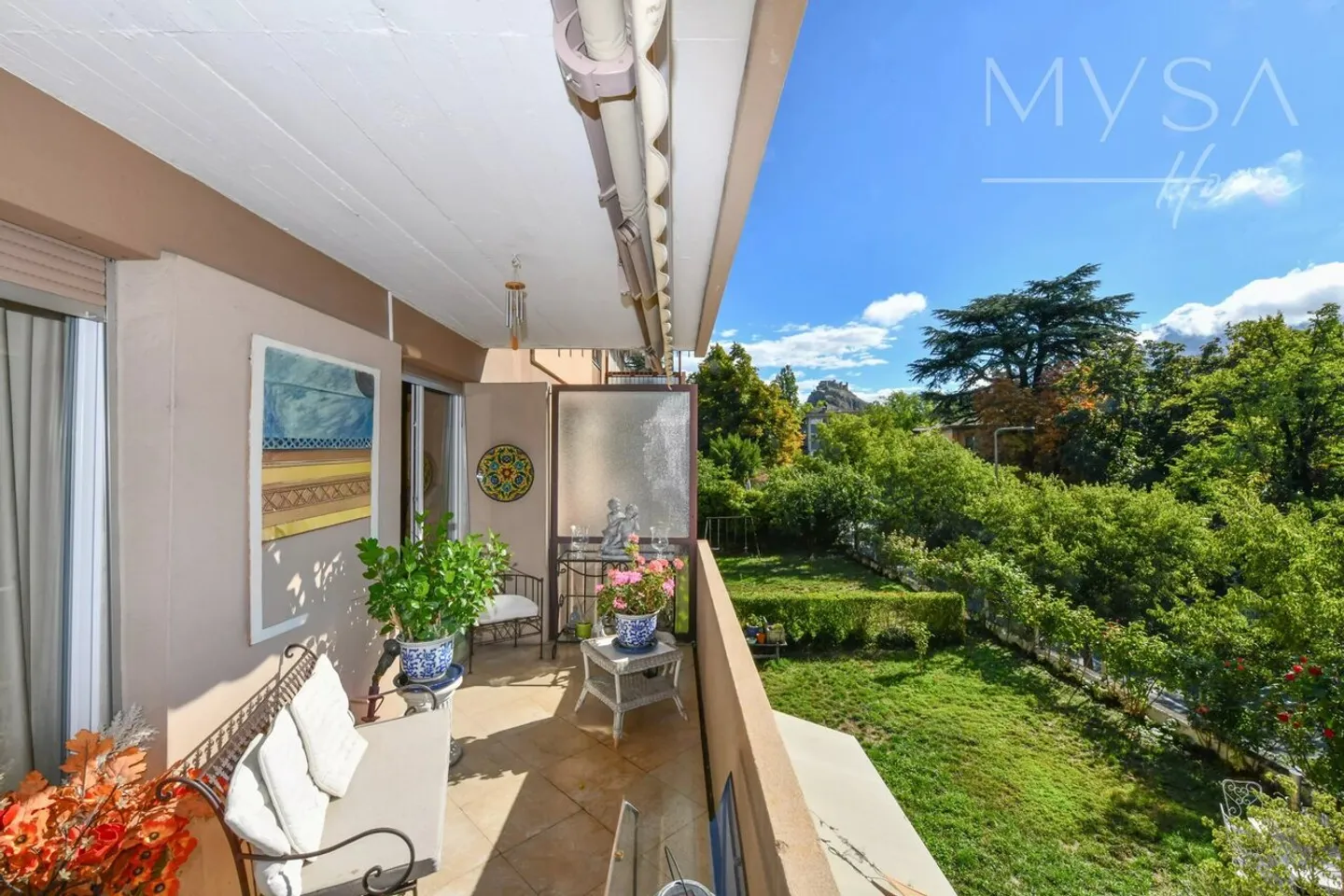 Spacious 6.5-Room Apartment with Mountain View in Sion - Photo 1 of 10
