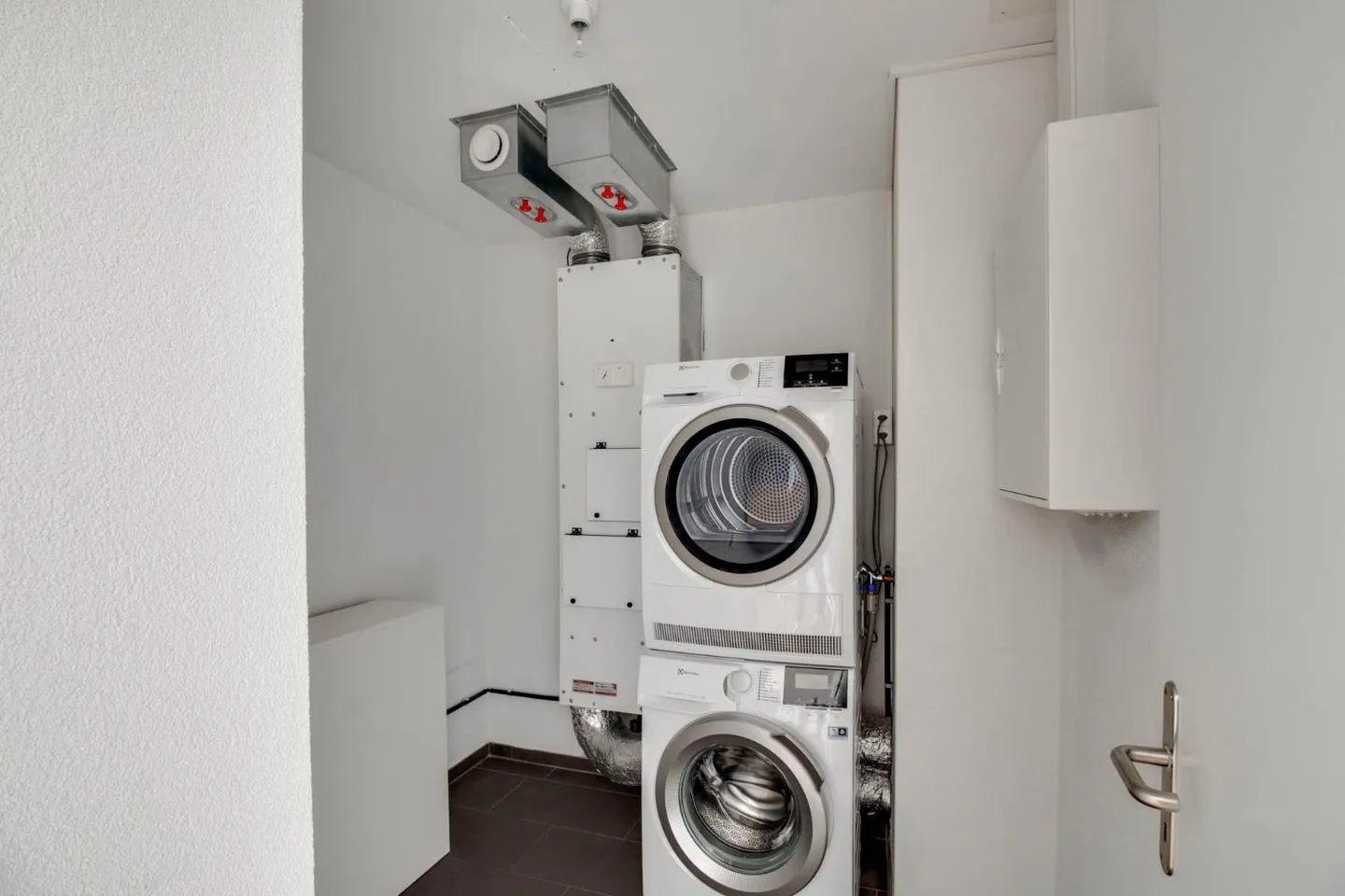 Looking for your first own apartment? Here your search ends! - Photo 2 of 9