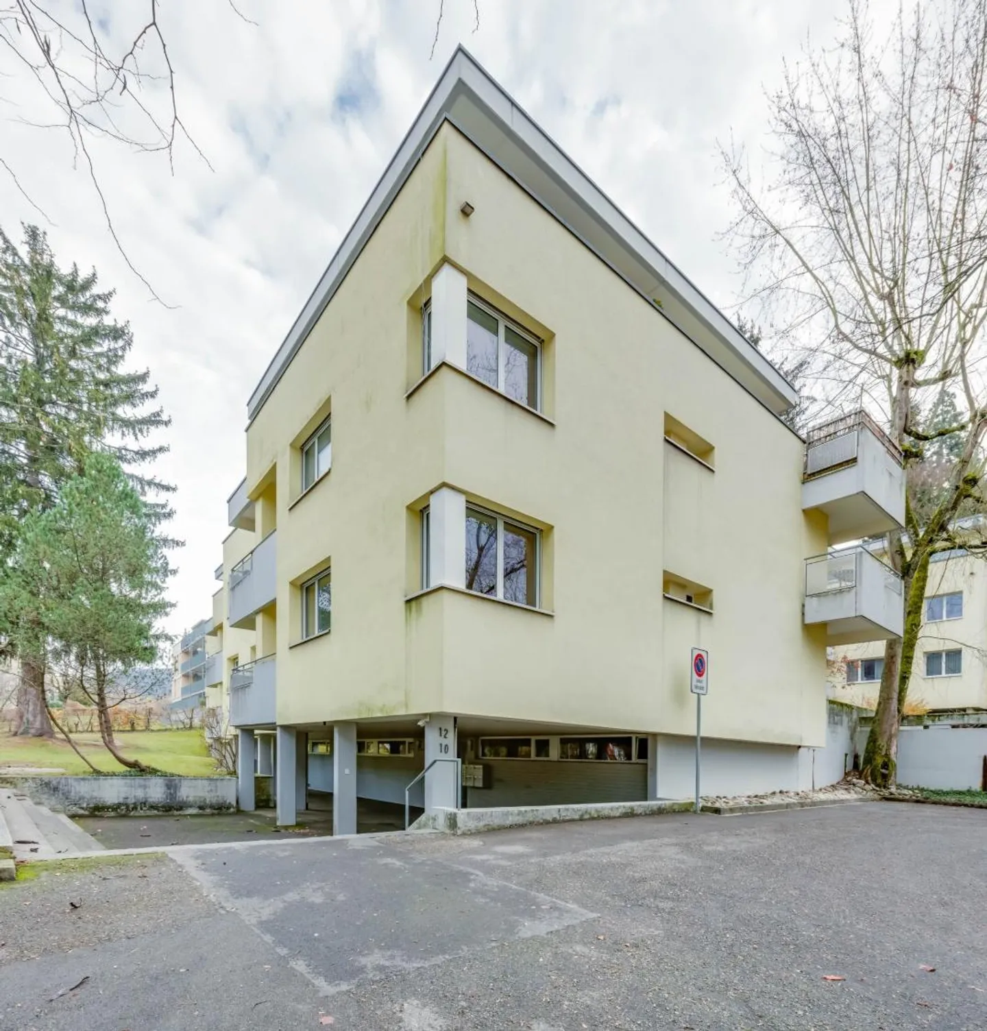 Charming and spacious with garden seating area - Photo 1 of 12