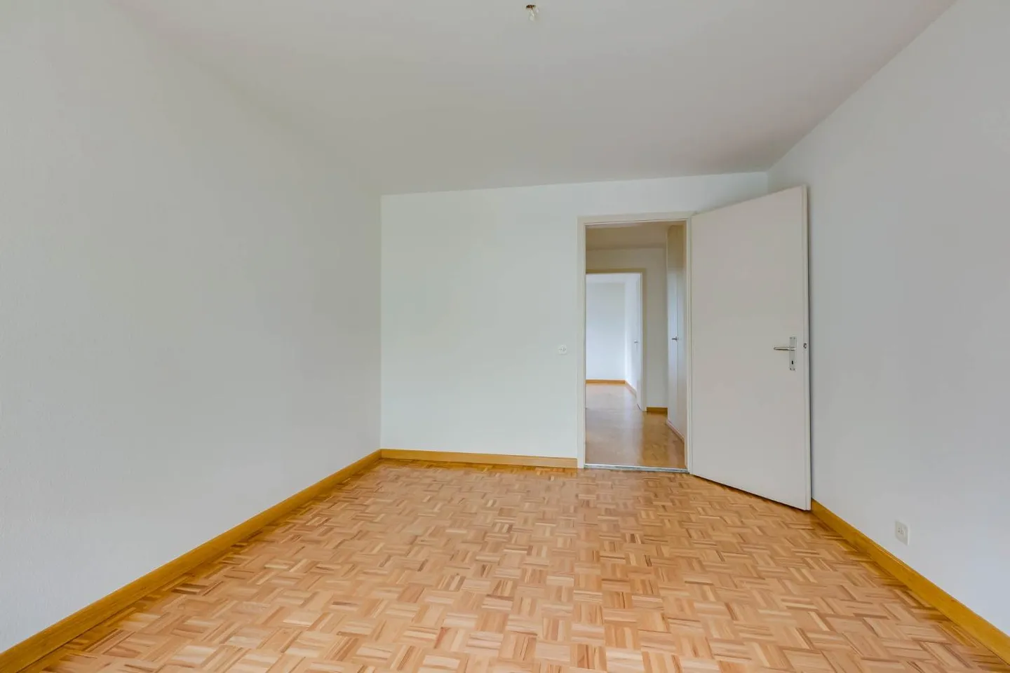 Charming and spacious with garden seating area - Photo 8 of 12