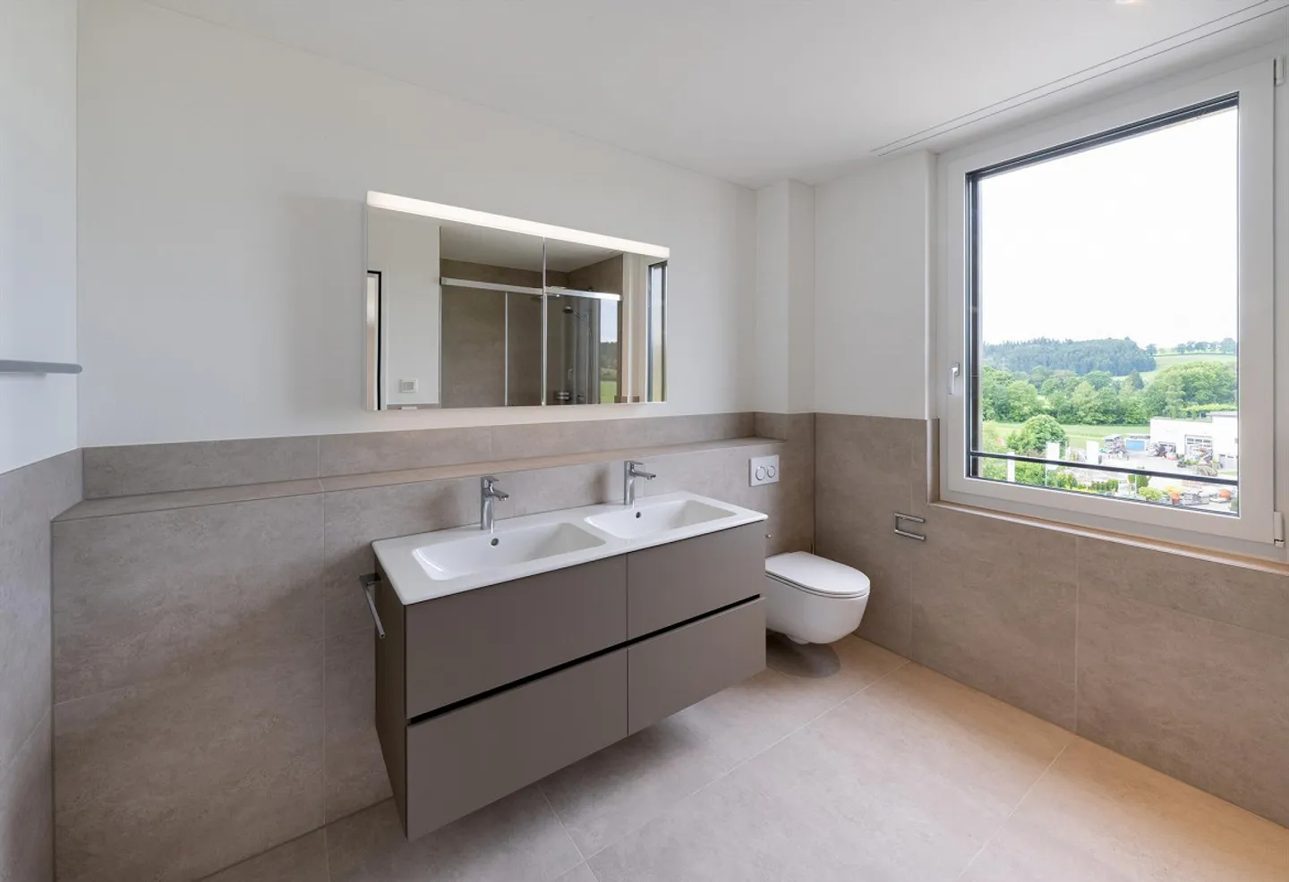 Appartamento moderno attrezzato con 5,5 stanze - Foto 2 di 11