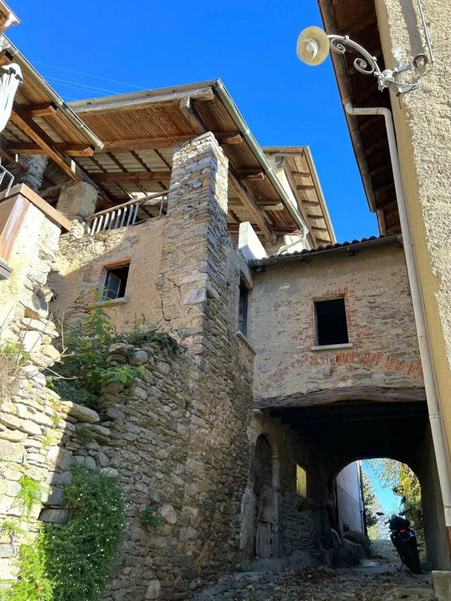 BRENO - Ticinese House in the core (to be renovated) - Photo 1 of 12