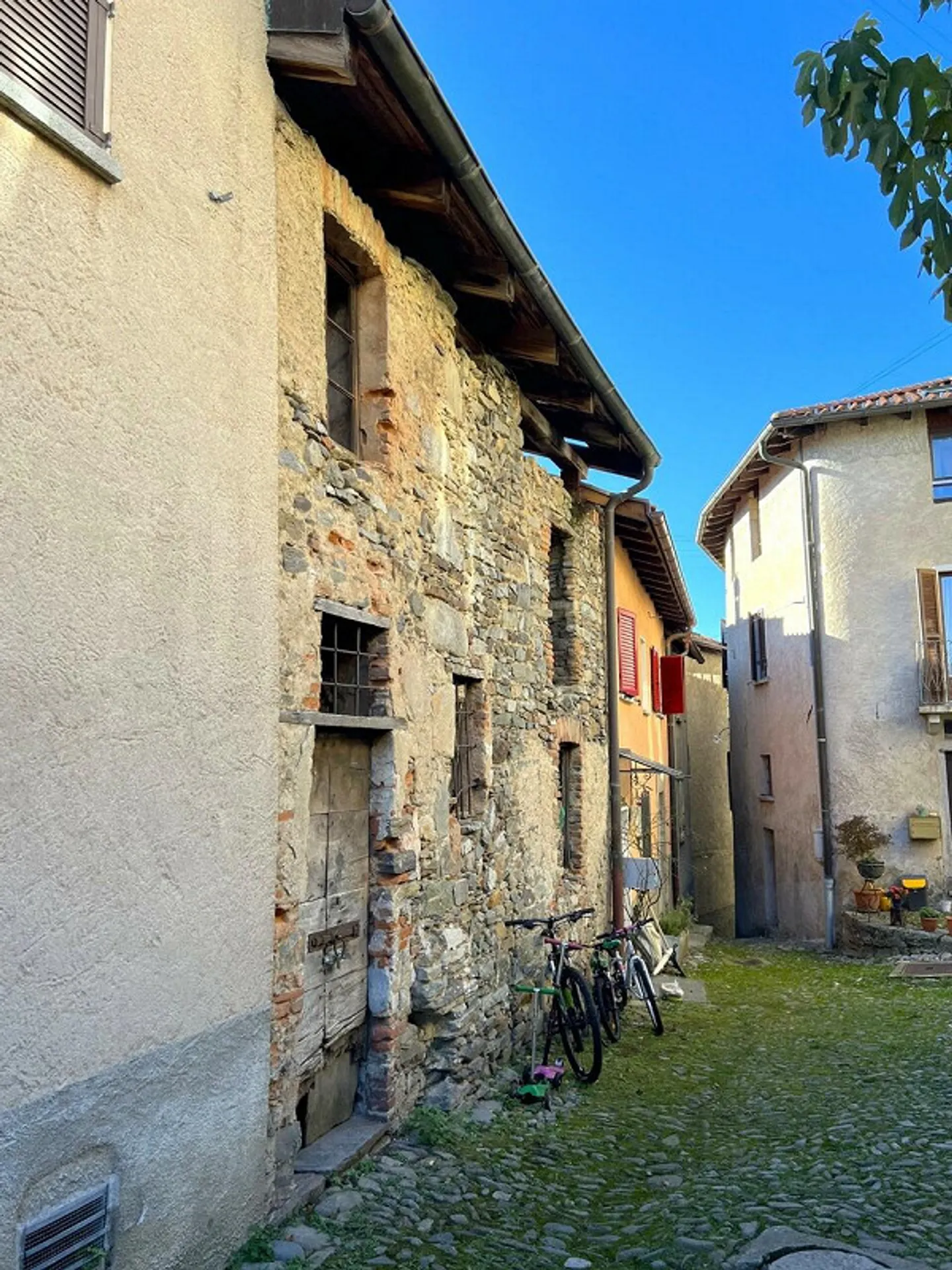 BRENO - Ticinese House in the core (to be renovated) - Photo 2 of 12