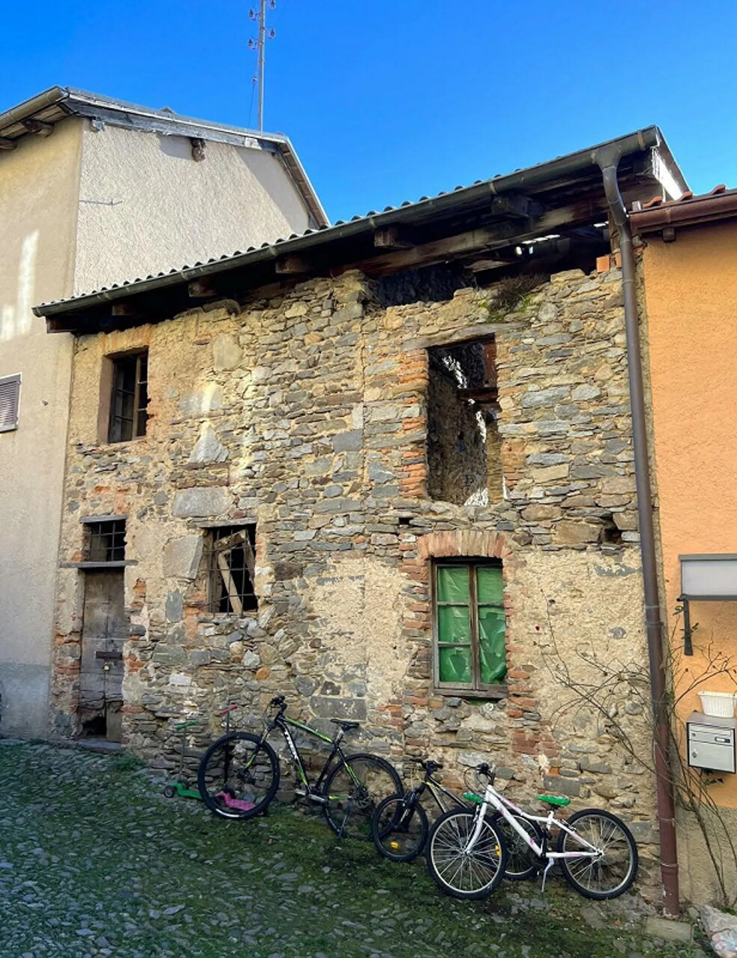 BRENO - Ticinese House in the core (to be renovated) - Photo 3 of 12
