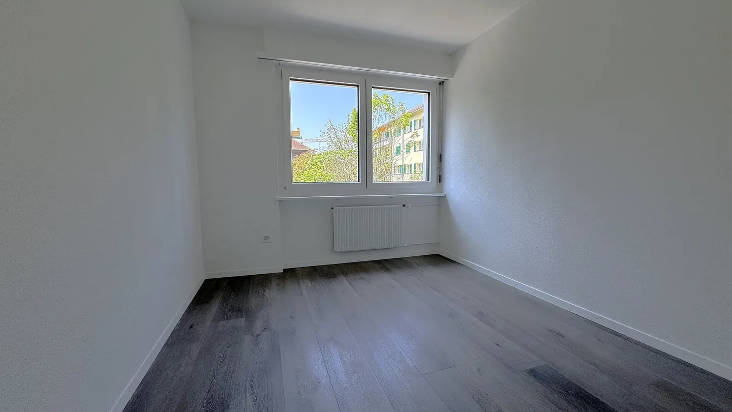 Appartamento ristrutturato di 3,5 locali con una vista magnifica e un bellissimo giardino - Foto 9 di 12