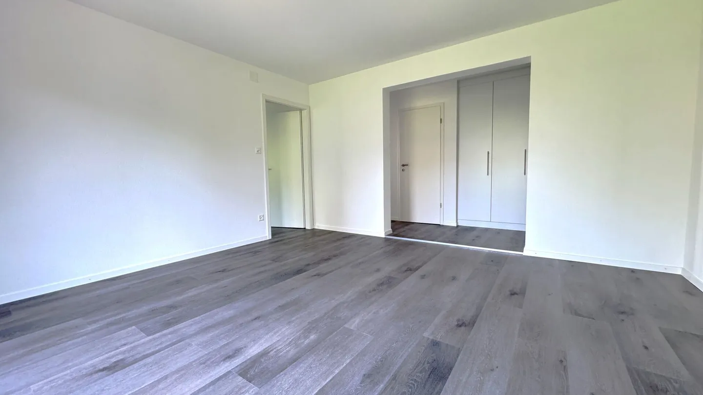 Appartamento ristrutturato di 3,5 locali con una vista magnifica e un bellissimo giardino - Foto 10 di 12