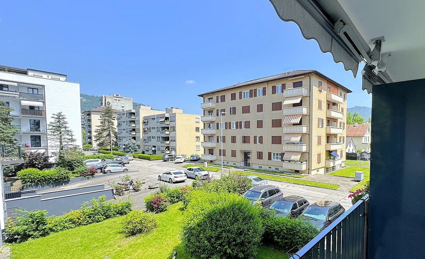 Appartamento ristrutturato di 3,5 locali con una vista magnifica e un bellissimo giardino - Foto 4 di 12