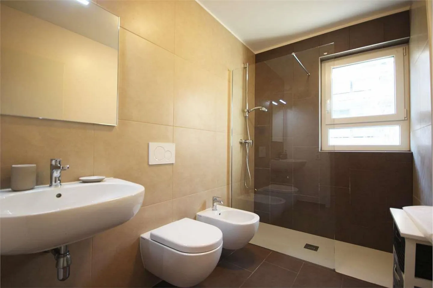 Chiasso : appartement moderne entièrement meublé au centre - Photo 7 sur 7