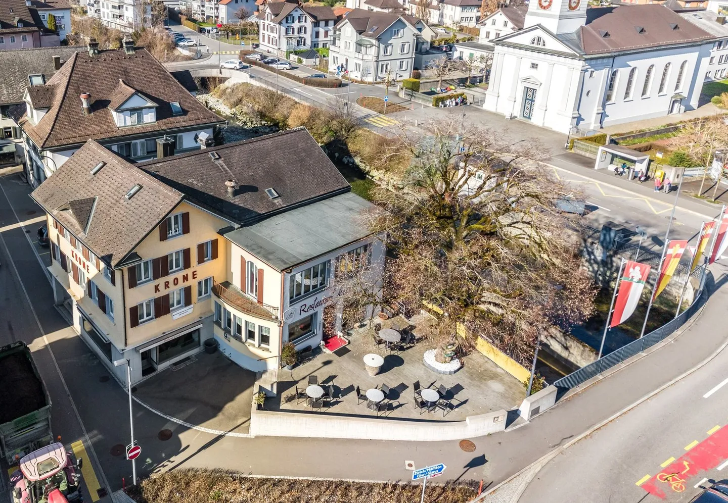 Propriété gastronomique spacieuse avec terrasse, salle d'événements et chambres d'hôtes - Photo 1 sur 15