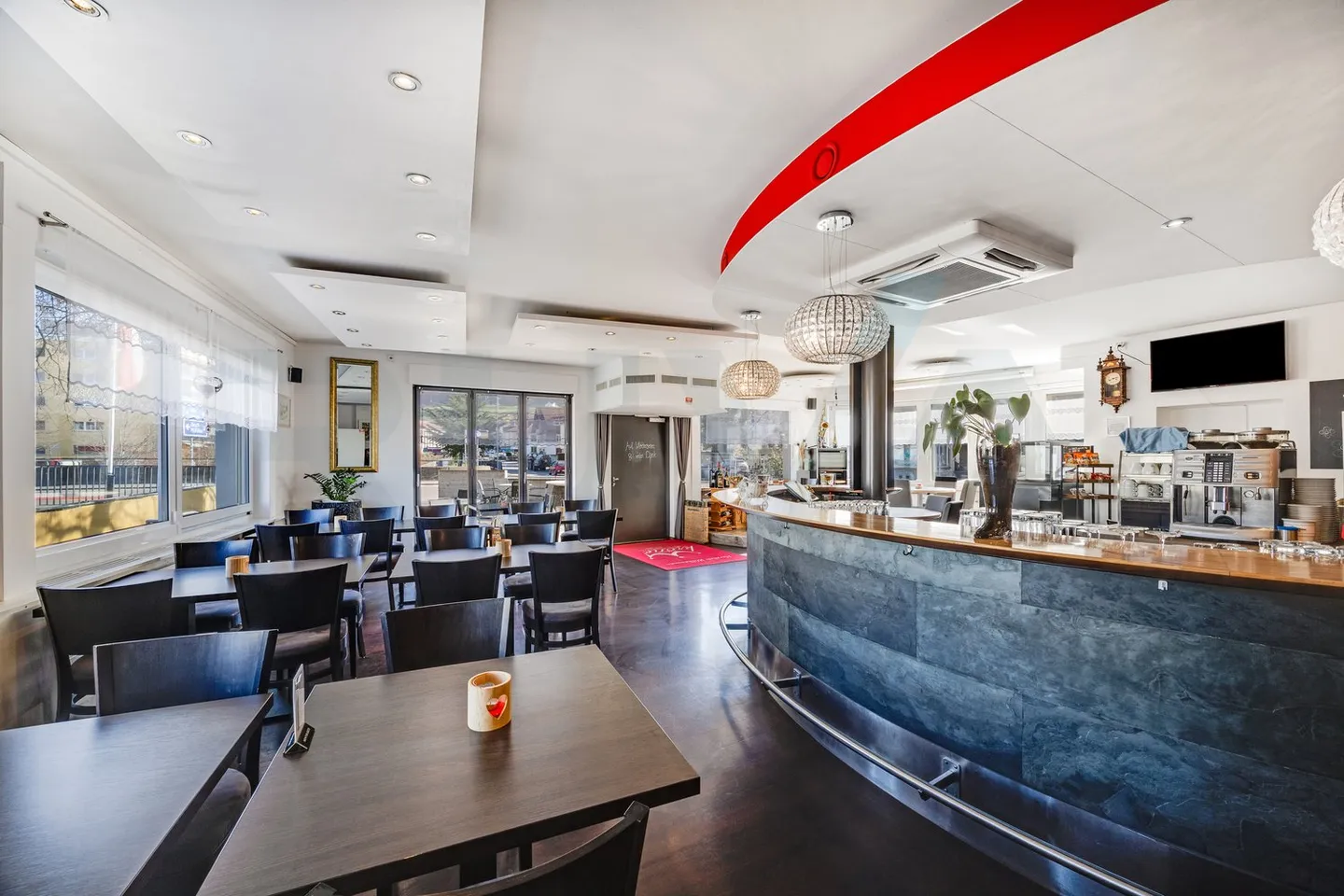 Propriété gastronomique spacieuse avec terrasse, salle d'événements et chambres d'hôtes - Photo 3 sur 15