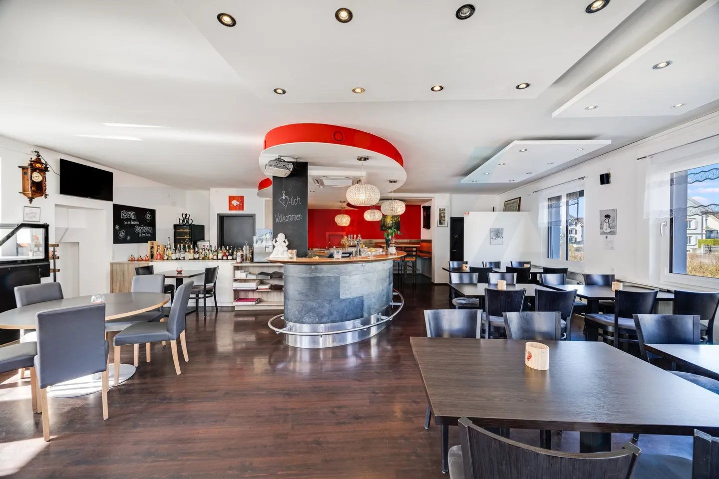 Propriété gastronomique spacieuse avec terrasse, salle d'événements et chambres d'hôtes - Photo 4 sur 15