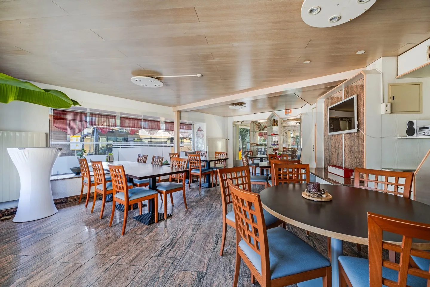 Propriété gastronomique spacieuse avec terrasse, salle d'événements et chambres d'hôtes - Photo 5 sur 15