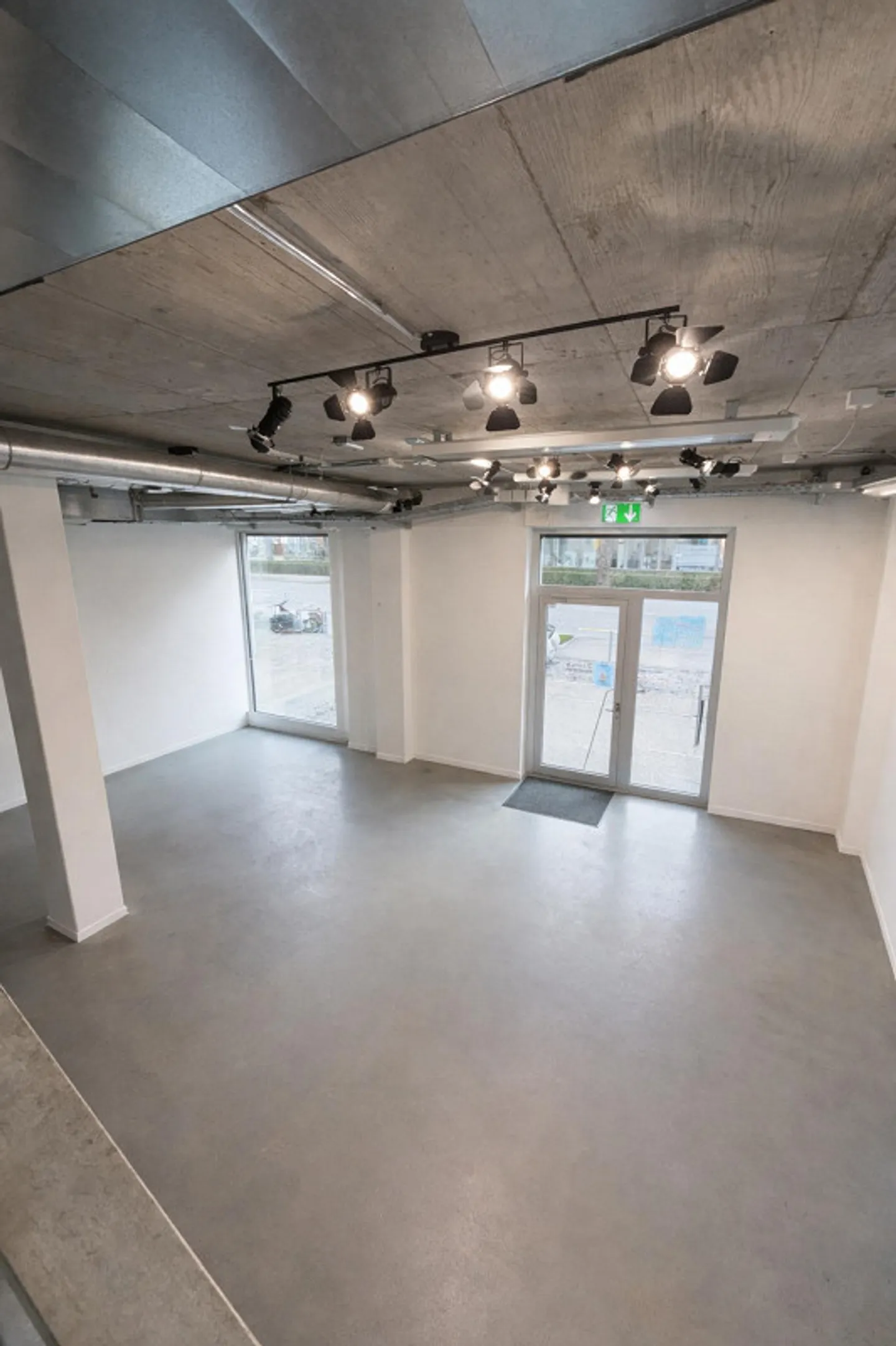 Attractive Sales/Service/Office Space – Main Traffic Axis (Good Location/Visibility) - Photo 2 of 13