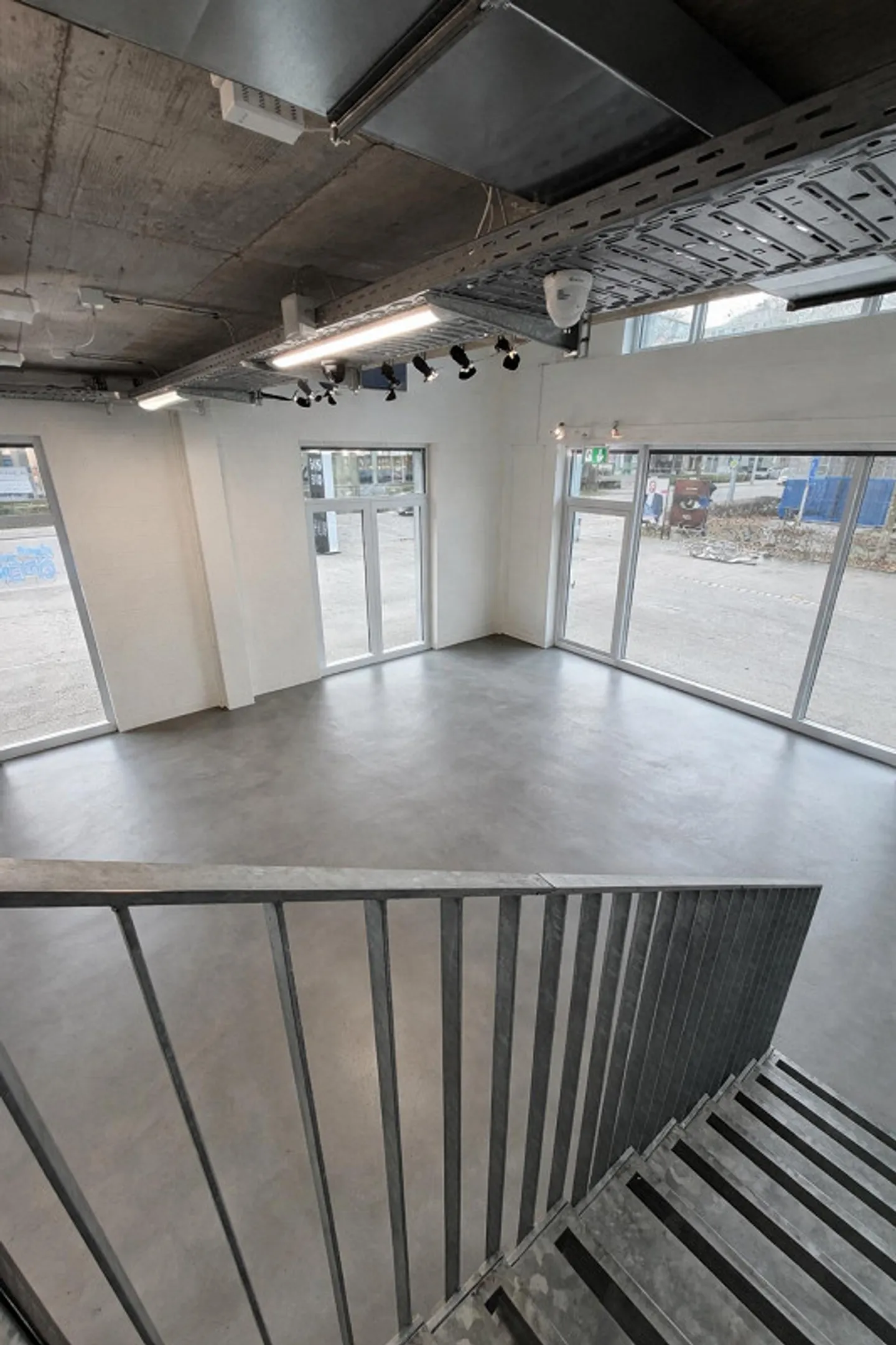 Attractive Sales/Service/Office Space – Main Traffic Axis (Good Location/Visibility) - Photo 3 of 13